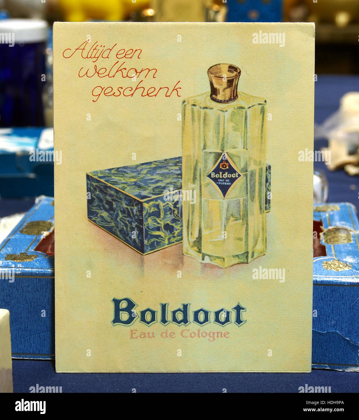 Diese Vintage-Werbekarte von Boldoot zeigt den historischen Marketingansatz der Marke. Boldoot, bekannt für seine Qualitätsprodukte, nutzte solche Karten, um seine Waren zu bewerben, während Printmedien eine wichtige Rolle bei der Verbraucherkommunikation spielten. Stockfoto