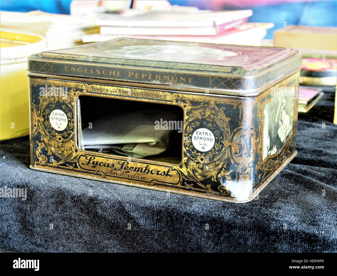 Dieses Kunstwerk von Lucas Leemhorst aus Amsterdam zeigt eine Darstellung des „Drop en Jujubes“, das die Essenz traditioneller holländischer Süßwaren mit einer Stilllebensdarstellung von Süßigkeiten in einer Blechdose einfängt. Stockfoto