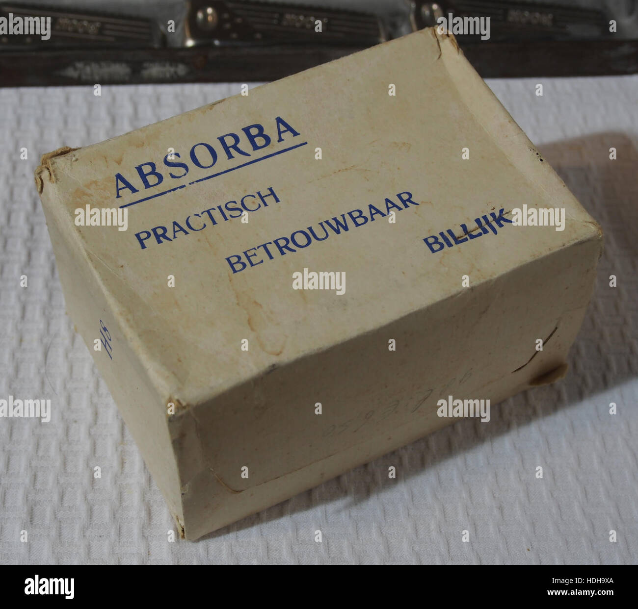 Dieses Bild zeigt das Verpackungsdesign von Absorba, einer Marke, die für ihre Kleinkinder- und Kinderbekleidung bekannt ist. Die Verpackung ist Teil der Marketing- und verbraucherorientierten Materialien der Marke und spiegelt ihre Aufmerksamkeit auf Qualität und Design wider. Stockfoto