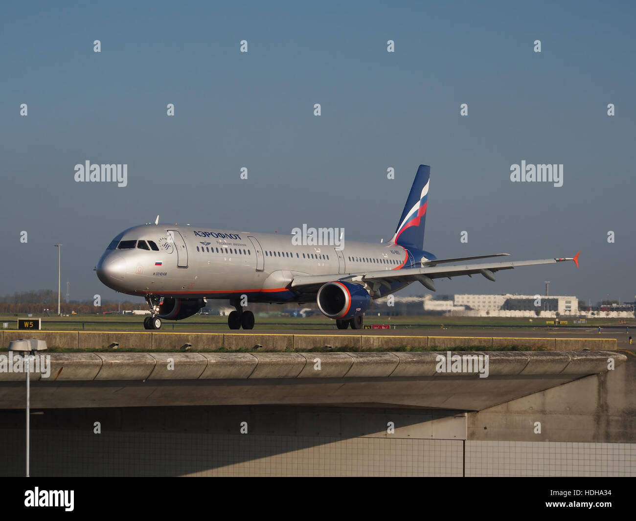 Der VQ-BEE Airbus A321-211, der von Aeroflot Russian Airlines betrieben wird, wird am Flughafen Schiphol in Richtung Start- und Landebahn 36L. Dieses Bild erfasst die moderne kommerzielle Luftfahrt-Szene mit einem Fokus auf das in Bewegung befindliche Flugzeug. Stockfoto