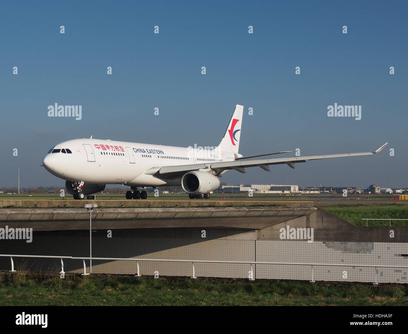 Der Airbus A330-243 mit dem Kennzeichen B-8226, der von China Eastern Airlines betrieben wird, wird auf dem Schiphol Airport in Richtung Landebahn 36L geschildert. Das Flugzeug mit der Baunummer CN 1655 repräsentiert die moderne Luftfahrt mit Schwerpunkt auf Langstreckenreisen. Stockfoto