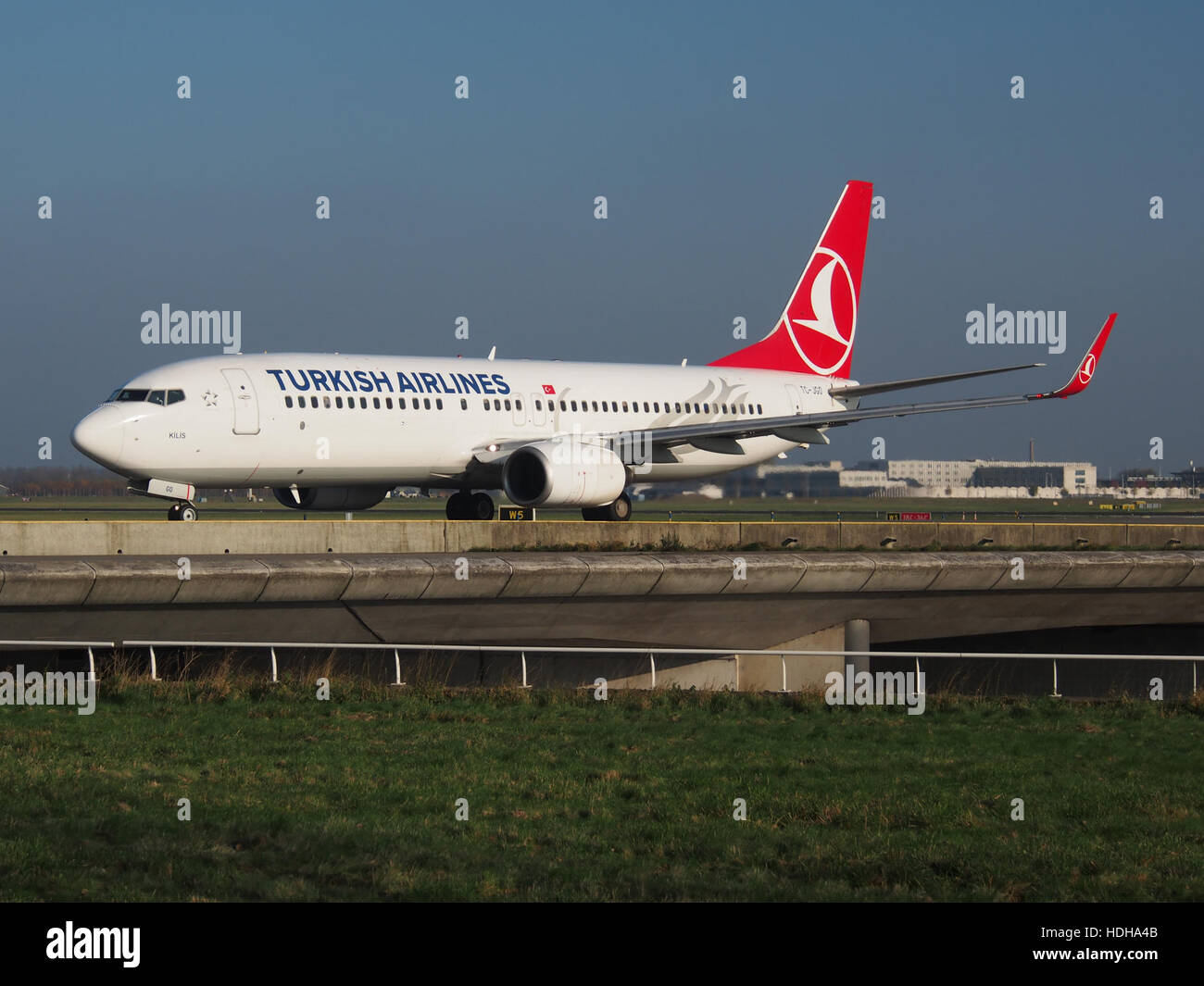 TC-JGO Turkish Airlines Boeing 737-8F2(WL) Rollen auf dem Flughafen Schiphol in Richtung Start-und Landebahn 36L pic2 Stockfoto
