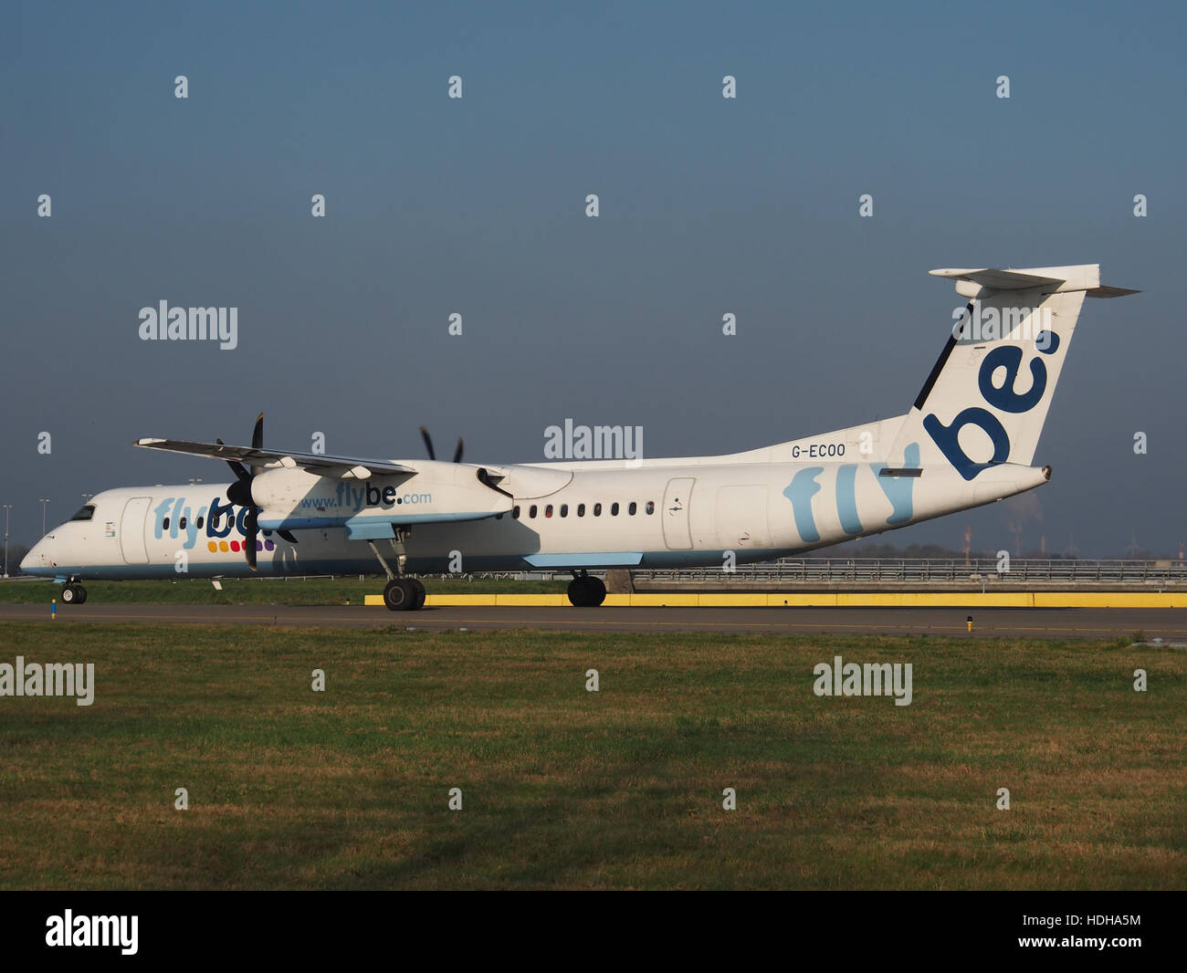 G-ECOO - Bombardier Dash 8 Q400 am Schiphol Rollen in Richtung Start-und Landebahn 36L pic4 Stockfoto