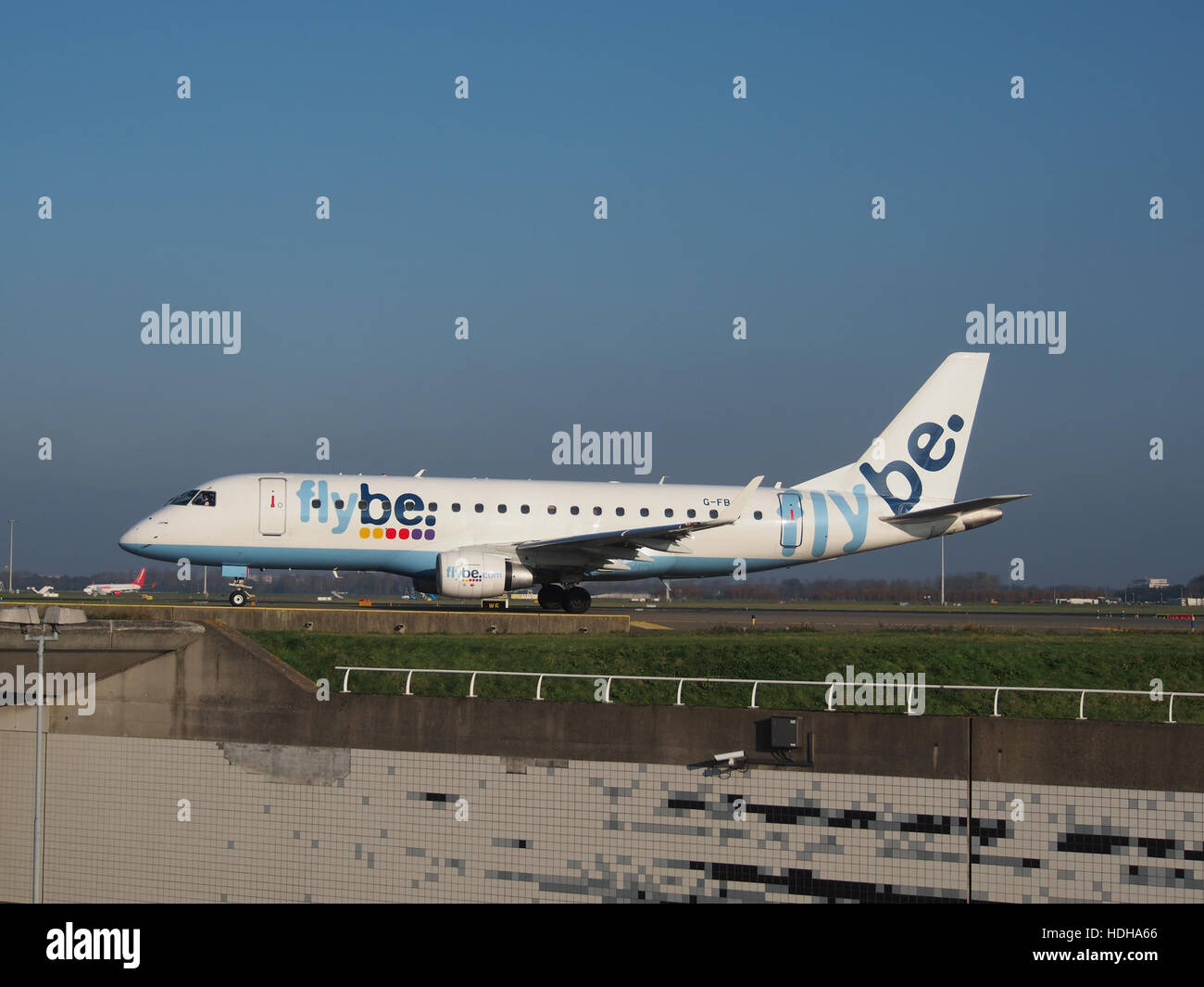 G-FBJI Flybe Embraer ERJ-175STD (ERJ-170-200) - Cn 17000355 Rollen auf dem Flughafen Schiphol in Richtung Start-und Landebahn 36 L pic2 Stockfoto