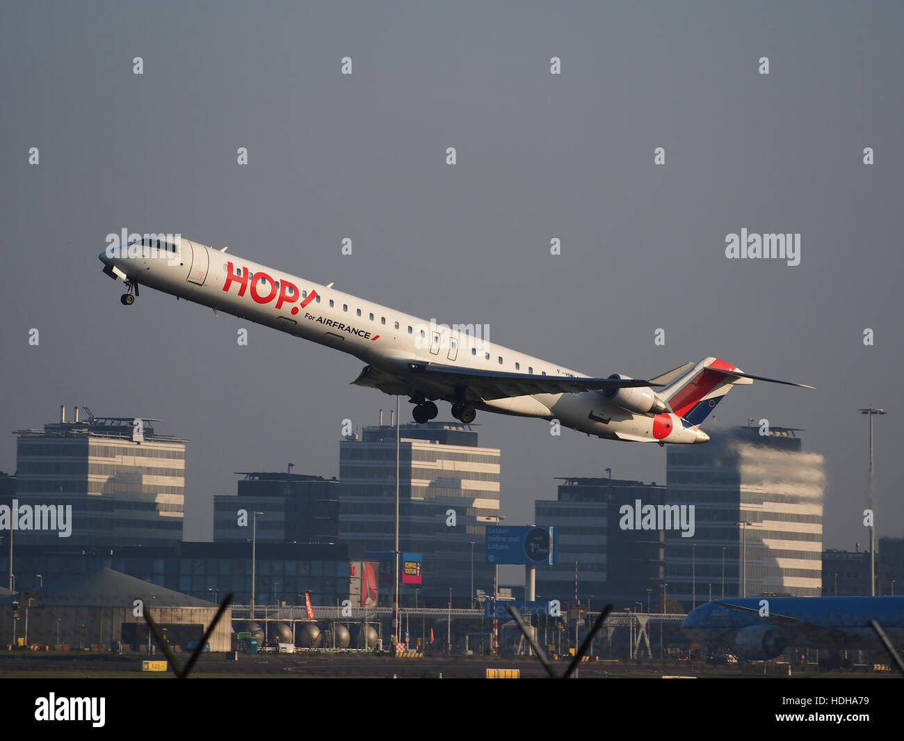 F-HMLH-HOP! Canadair CL-600-2E25 Regional Jet CRJ-1000EL Start vom Schiphol Start-und Landebahn 36C pic1 Stockfoto