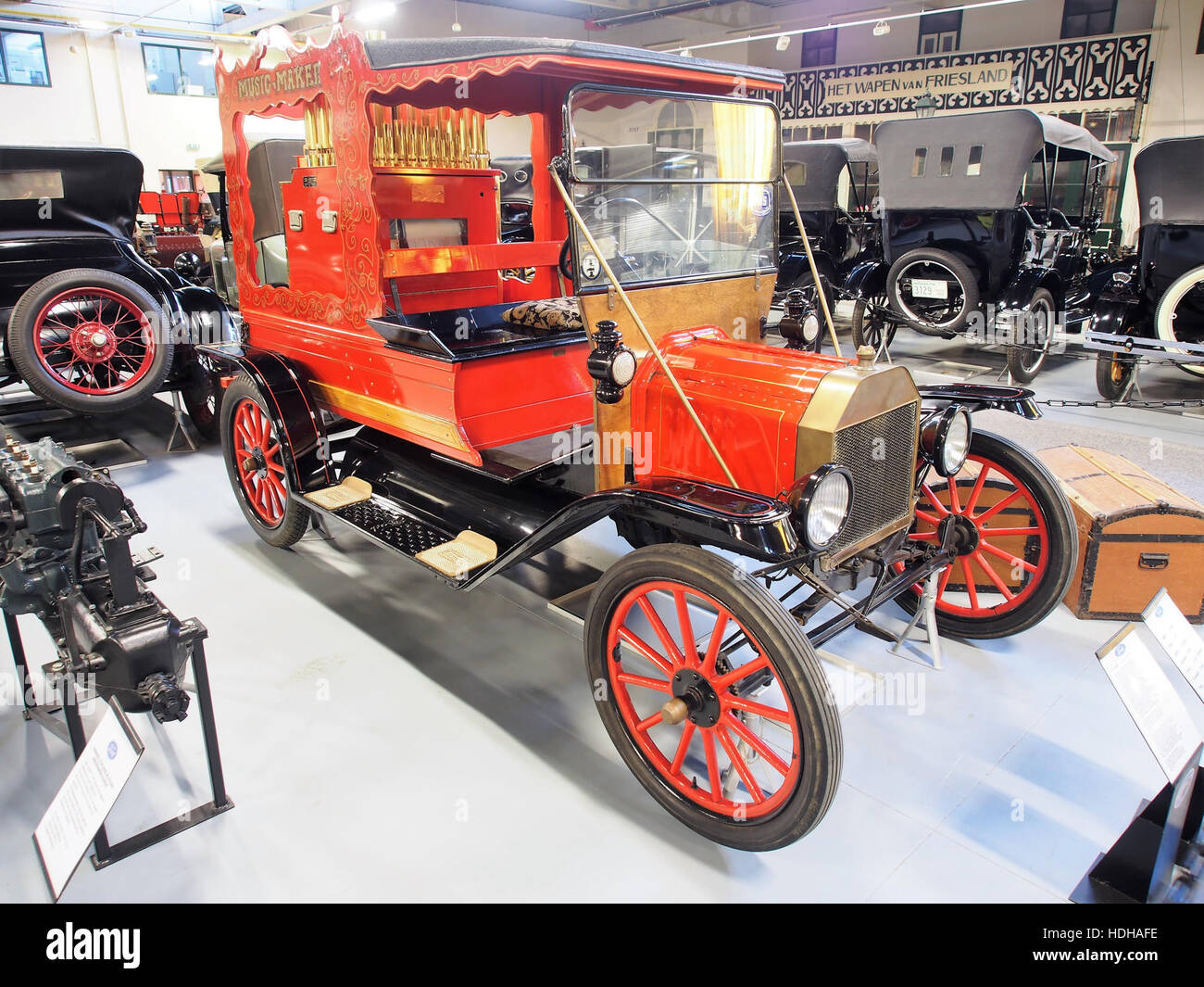 Dieses Bild zeigt einen Ford Model T aus dem Jahr 1916, der mit einer Calliaphone-Orgel ausgestattet ist. Das Model T war eines der ersten Serienautos, und die neue Calliaphone-Orgel zeigt die Kreativität und Individualisierung früherer Automobile. Stockfoto