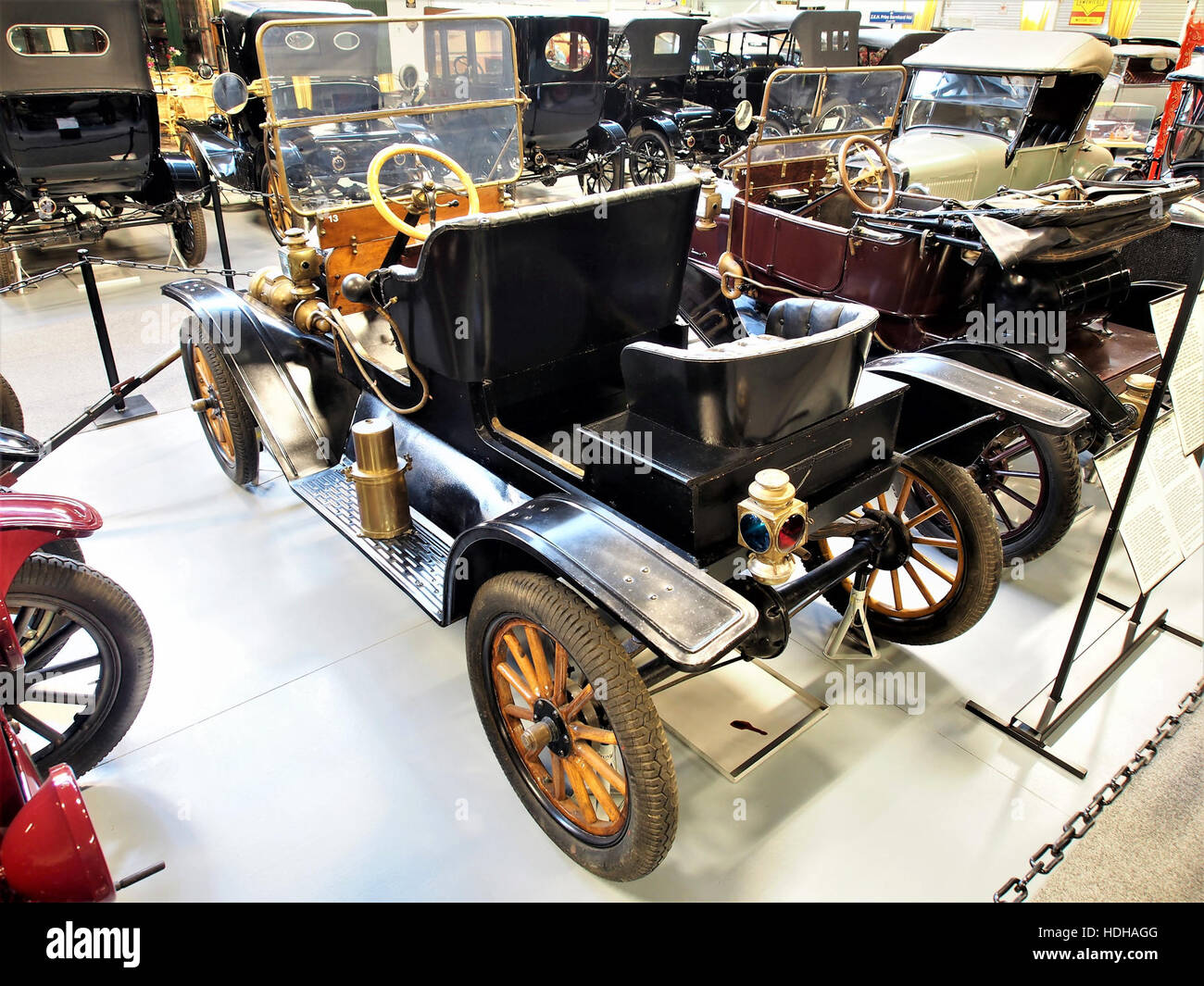 Der 1909er Ford Model T mit 4-Zylinder-Motor und 24 PS ist eines der bedeutendsten frühen Automobile und markiert den Beginn der Serienproduktion in der Automobilindustrie und prägt die Zukunft der Automobilproduktion. Stockfoto
