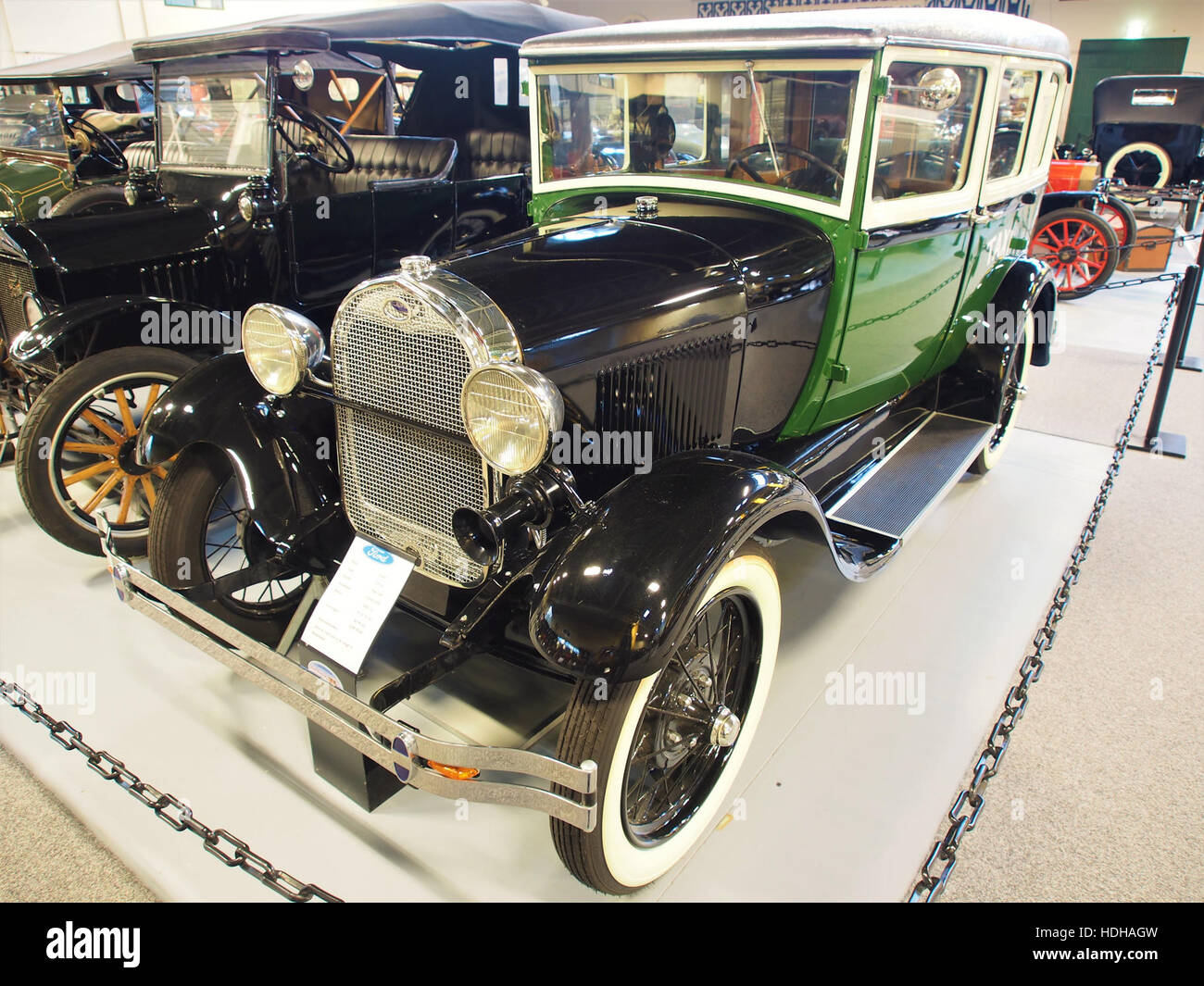 In dieser Abbildung ist das 1928 Ford 135A Taxi Cab mit einem 3285-ccm-Motor und 4 Zylindern in Reihe mit einer Leistung von 40 PS dargestellt. Dieses klassische Fahrzeug unterstreicht das Design und die Technik amerikanischer Autos des frühen 20. Jahrhunderts. Stockfoto