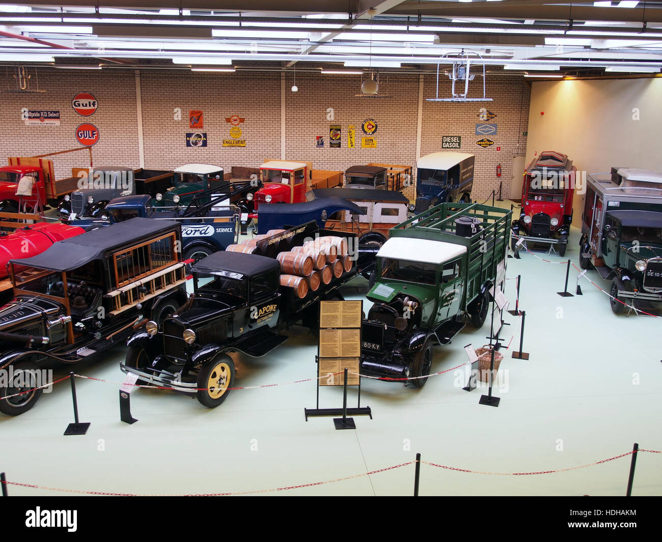 Das den Hartogh Ford Museum zeigt eine Sammlung klassischer Ford-Fahrzeuge. Dieses Bild zeigt das Innere des Museums und zeigt eine Reihe von Oldtimern, die die Geschichte und Entwicklung der Ford Motor Company repräsentieren, wobei besonderes Augenmerk auf Design und technische Veränderungen im Laufe der Jahrzehnte gelegt wurde. Stockfoto