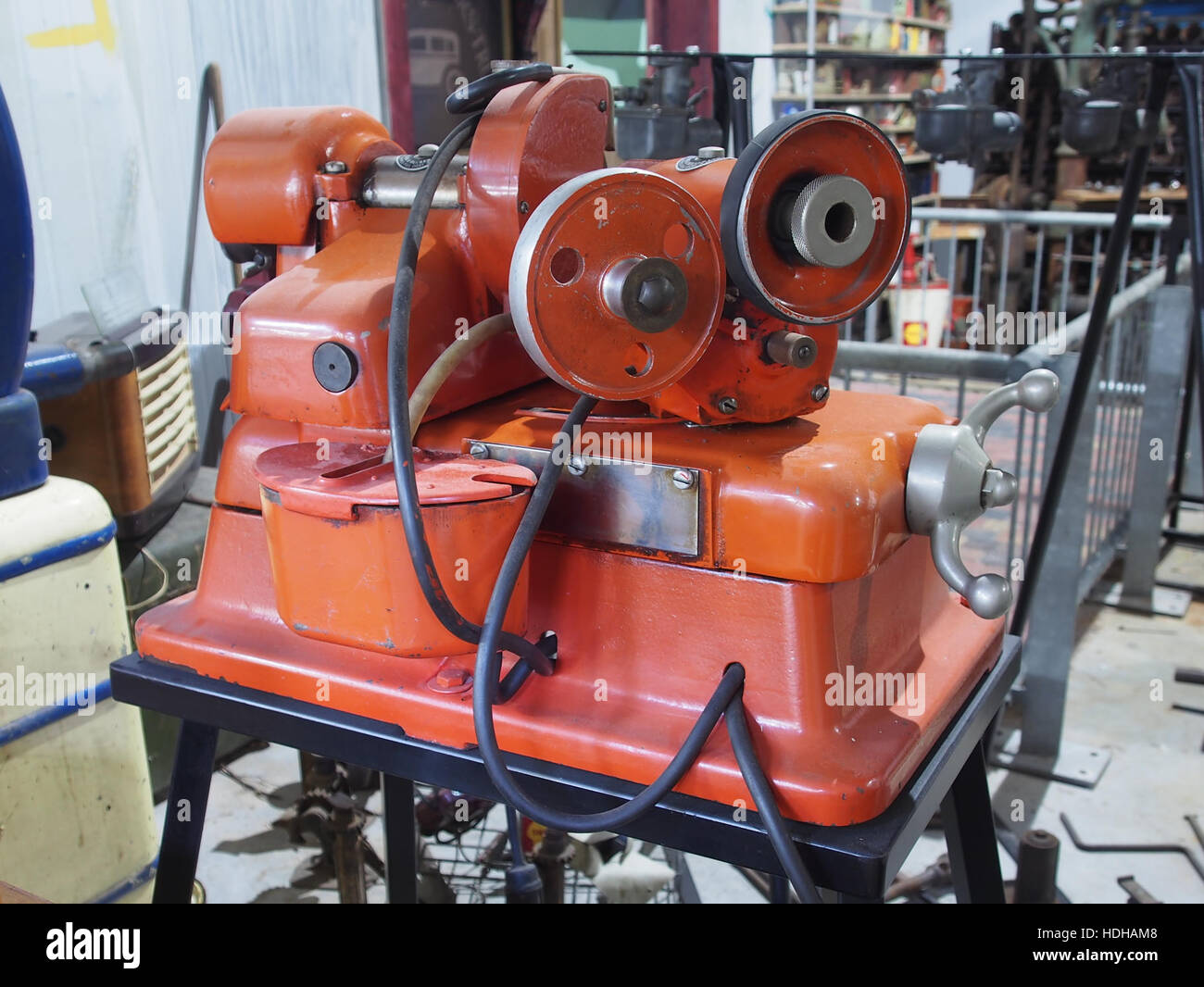 Der Black & Decker Valvemaster Refacer Typ FE ist eine Industriemaschine für die Aufarbeitung und Wartung von Motorventilen. Es wird häufig in der Automobilindustrie und in der Industrie eingesetzt, um die präzise Funktion von Motorkomponenten zu gewährleisten. Stockfoto