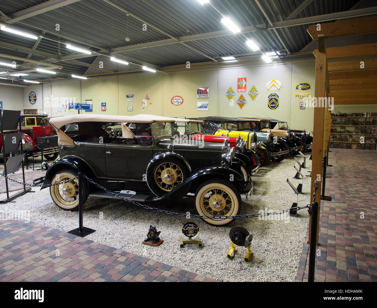 Dieses Foto zeigt das Innere des den Hartogh Ford Museums und zeigt eine Sammlung von Ford-Oldtimern. Das Museum widmet sich der Bewahrung und Ausstellung klassischer Autos und beleuchtet die Geschichte und Entwicklung der Ford Automobile über die Jahrzehnte. Stockfoto
