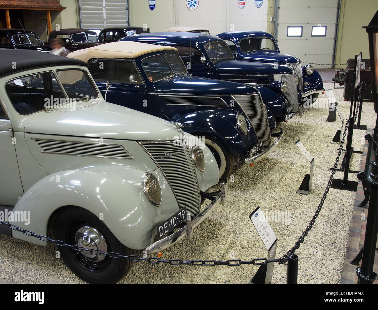 Dieses Bild zeigt das Innere des den Hartogh Ford Museum, das eine umfangreiche Sammlung klassischer Ford-Automobile zeigt. Das Museum beleuchtet das Erbe von Ford und bietet zahlreiche Oldtimer, die den Besuchern einen Einblick in die Geschichte und Entwicklung der Automobildesigns von Ford bieten. Stockfoto