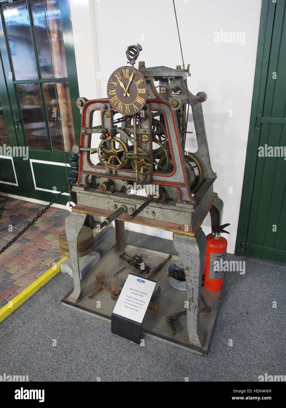 Die 1928 Uhr im Adentskerk in Alphen aan den Rijn ist ein historischer Zeitmesser, der die Handwerkskunst und Uhrmacherkunst des frühen 20. Jahrhunderts widerspiegelt. Sie ist ein bedeutendes Merkmal der Architektur und Geschichte der Kirche. Stockfoto