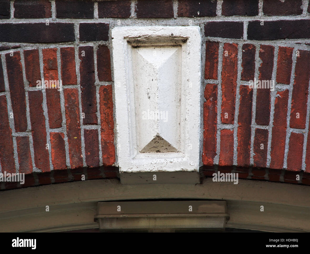 Dieses Foto zeigt den sluitsteen (Schlussstein) in der 48 Tweede Jan van der Heijdenstraat in Amsterdam. Der Schlussstein ist ein wichtiges architektonisches Merkmal und zeigt das komplizierte Steinwerk, das den historischen Charakter des Gebäudes unterstreicht. Stockfoto