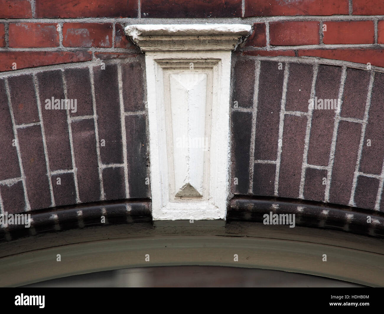 Dieses Bild konzentriert sich auf das „sluitsteen“ oder den Schlussstein an der Ecke des Gebäudes in der Tweede Jan van der Heijdenstraat 50 und betont das architektonische Merkmal, das typisch für niederländische städtische Strukturen ist. Stockfoto