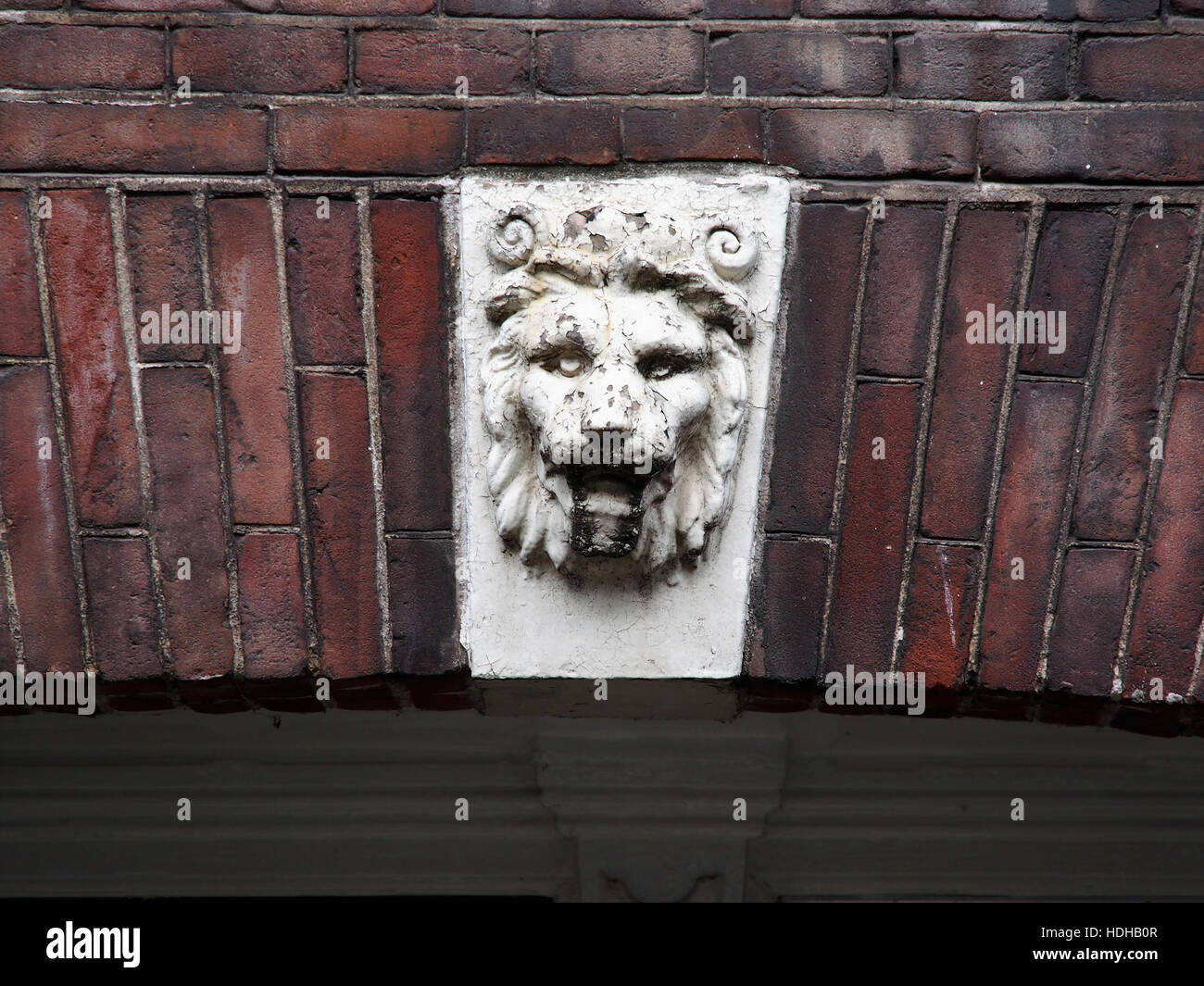Das Bild zeigt das architektonische Merkmal eines Schließsteins an der Adresse *Tweede Jan van der Heijdenstraat 13*, einer bemerkenswerten historischen Stätte. Dieses architektonische Element markiert oft die Fertigstellung eines Gebäudes und dient als symbolischer Marker in der traditionellen niederländischen Architektur. Stockfoto