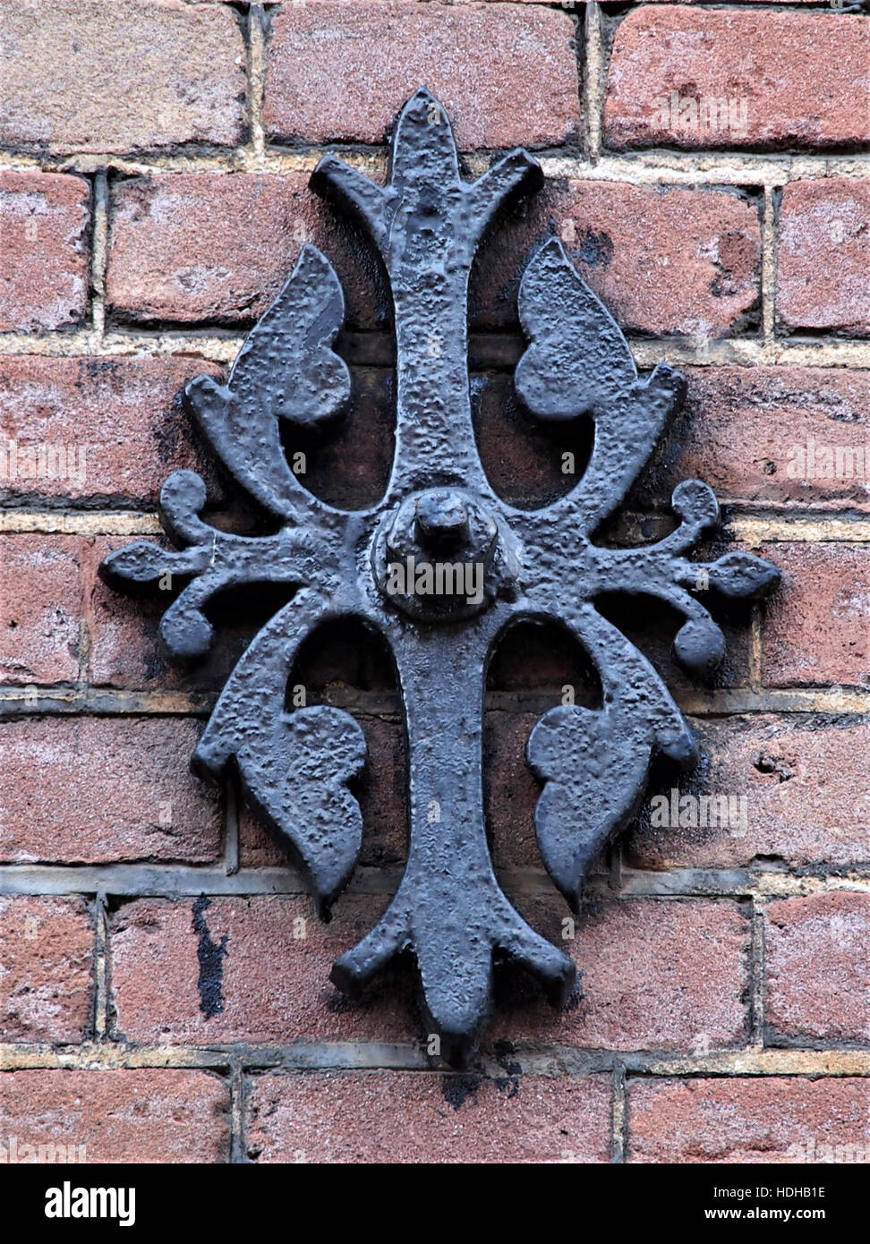 Ein historisches Bild eines Mauerankers in der Govert Flinckstraat 286, das einen Einblick in die architektonischen Merkmale des Gebäudes bietet. Stockfoto