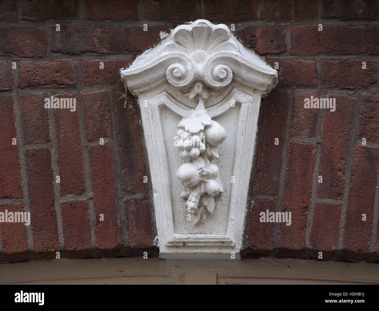 Dieses Bild zeigt das architektonische Detail des sluitsteen (Keystone) in der Govert Flinckstraat 272, das das historische niederländische Baudesign widerspiegelt. Die Schleusenstämme ist ein wichtiges architektonisches Merkmal, das häufig zur Sicherung der Struktur von Bögen und Türöffnungen in traditionellen Gebäuden verwendet wird. Stockfoto
