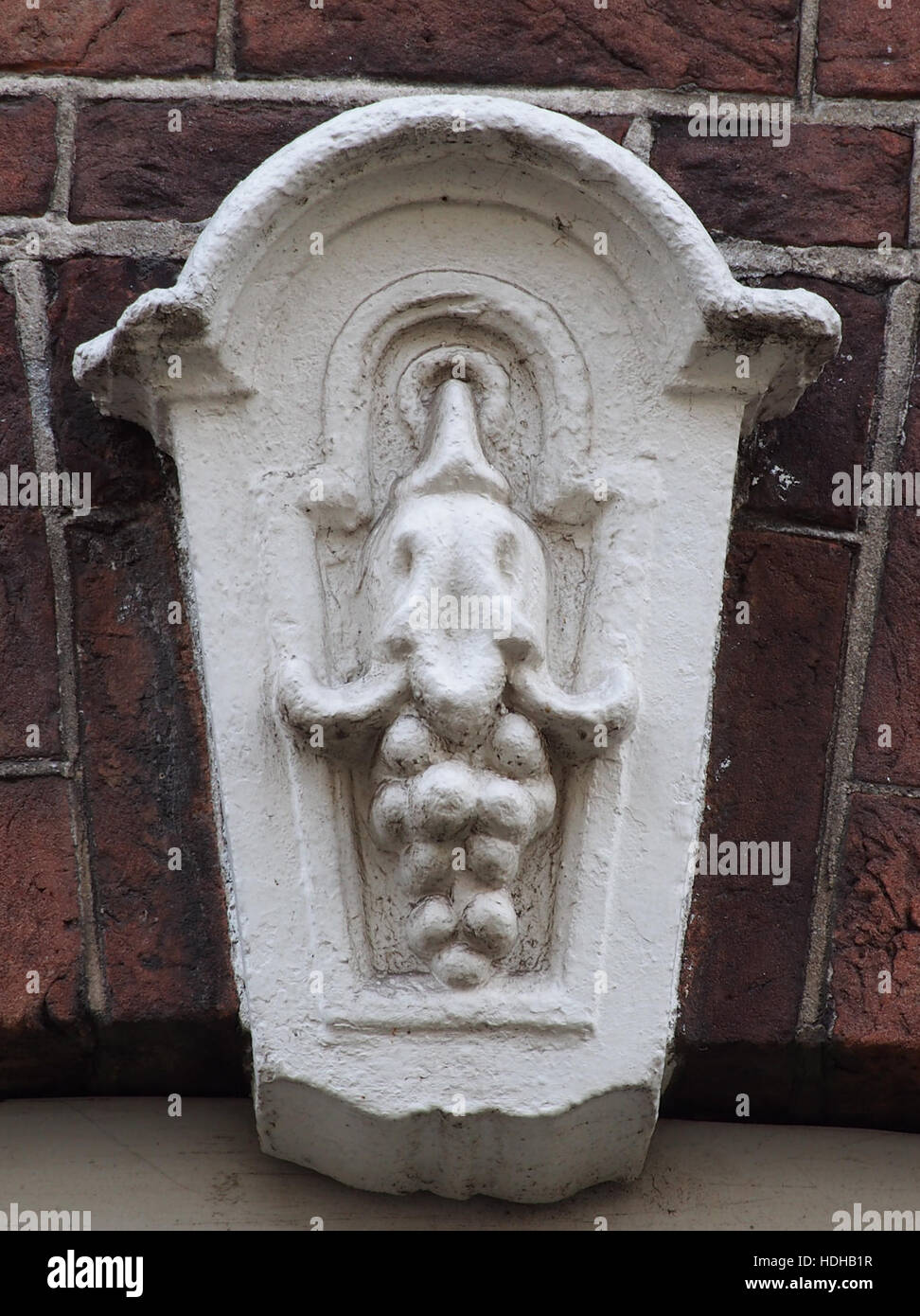 Das Bild zeigt das architektonische Detail eines Gebäudes in der Govert Flinckstraat 196, wobei der Schwerpunkt auf dem sluitsteen, oder dem Keystone, in der Struktur liegt. Dieses Merkmal unterstreicht die Handwerkskunst und das Design, die typisch für die historische Architektur des Gebäudes sind. Stockfoto