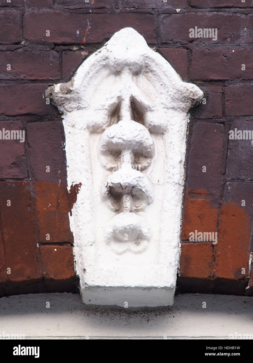 *Albert Cuypstraat 99 sluitsteen* ist ein Bild, das ein spezifisches architektonisches Detail des Gebäudes in der Albert Cuypstraat 99 zeigt. Der Schwerpunkt liegt auf dem Schließstein, einem Schlüsselmerkmal im Gebäudebau, das sowohl handwerkliches Können als auch architektonischen Stil repräsentiert. Stockfoto