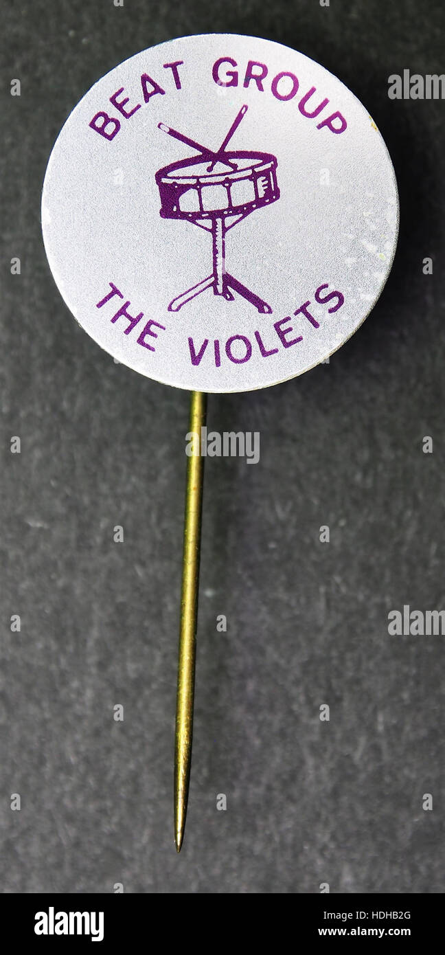 Dieses Bild zeigt „The Violets“, eine prominente Beat-Gruppe. Ihr Stil fängt das Wesen der Jugendbewegung der 1960er Jahre ein und konzentriert sich dabei auf das populäre Musikgenre der damaligen Zeit. Stockfoto