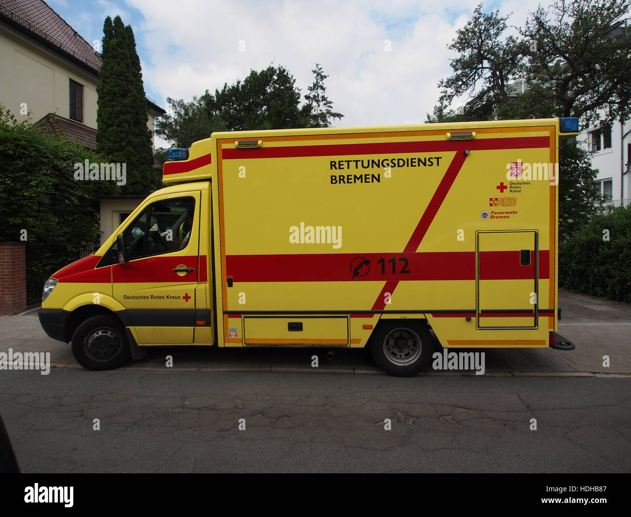 Dieses Bild zeigt ein Rettungsfahrzeug Mercedes-Benz Rettungsdienst Bremen, Einheit 91 83-1, in Aktion. Das Fahrzeug ist Teil des Bremer Rettungsdienstes und bietet Intensivmedizin und Transport. Stockfoto