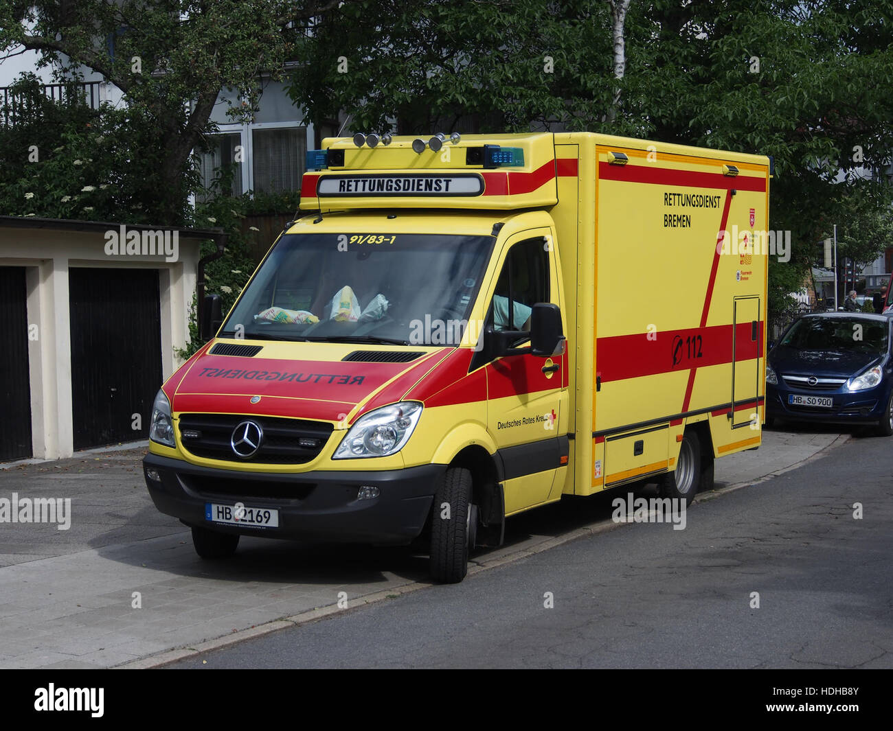 Der Mercedes Rettungsdienst Bremen 91 83-1 ist Teil der Rettungsdienstflotte in Bremen. Dieses Fahrzeug ist für schnelle medizinische Versorgung und Transport in Notsituationen ausgerüstet. Stockfoto