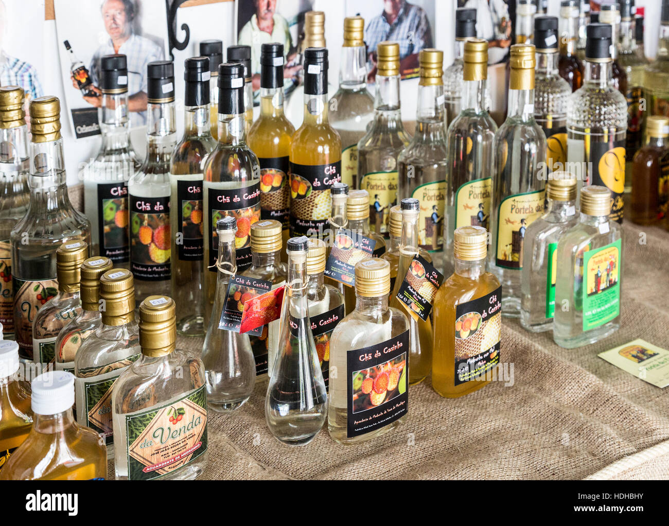 Lokal hergestellte Spirituosen und Liköre, Monchique, Algarve, Portugal Stockfoto