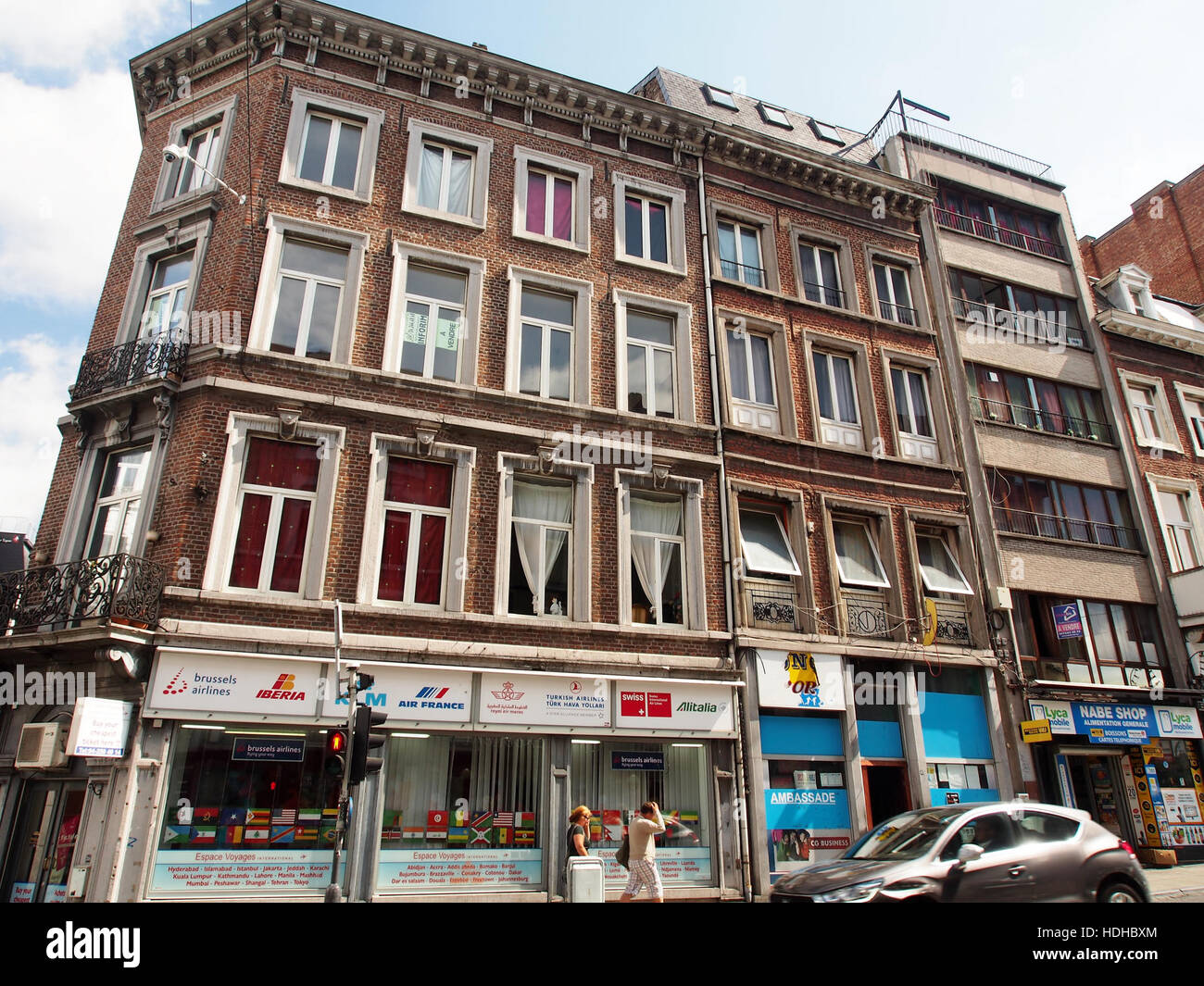 Rue de la Cathedrale - N3 ist ein Kunstwerk, das eine Straßenszene in einer französischen Stadt darstellt. Das Gemälde hebt die Kathedrale als zentrales Merkmal hervor und verbindet Architektur und Umgebung. Stockfoto