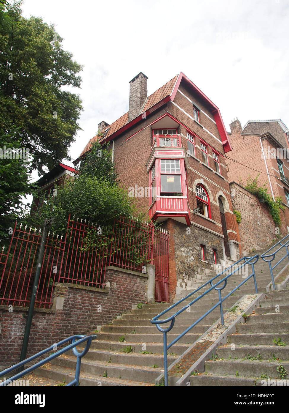 Ein Foto der Montagne de Bueren, einer berühmten steilen Treppe in Lüttich, Belgien. Das Foto zeigt die architektonische Herausforderung und die malerische Aussicht auf dieses historische Wahrzeichen. Stockfoto