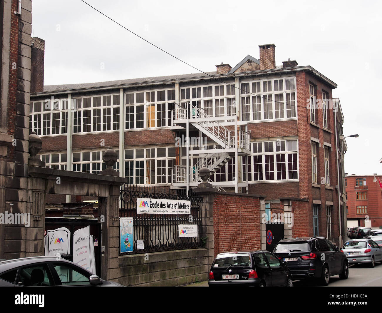 Die Rue Agimont ist eine malerische Straße in Belgien, die für ihre traditionelle Architektur und ihren historischen Charme bekannt ist. Das Bild hebt die klassische belgische Stadtlandschaft hervor. Stockfoto