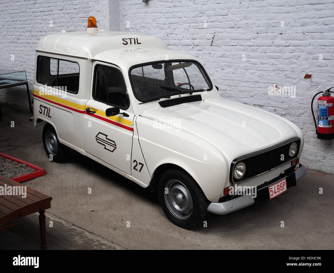 Auf diesem historischen Foto ist der Renault STIL 27, ein Automobil aus dem frühen 20. Jahrhundert, zu sehen. Dieses Modell ist bekannt für sein Design und seine Konstruktion, die die Innovation in der Automobilherstellung Anfang der 1900er Jahre widerspiegelt Stockfoto