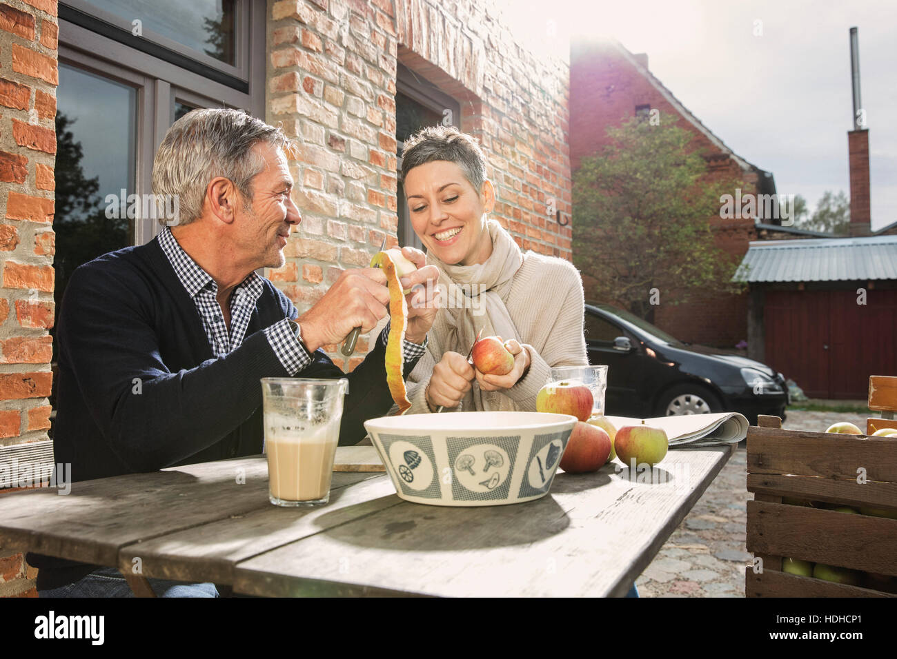 Älteres paar Äpfel schälen, im Hinterhof Stockfoto