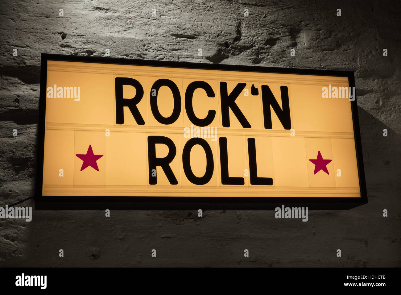 Nahaufnahme des Rock ' n Roll Schild gegen graue Wand Stockfoto