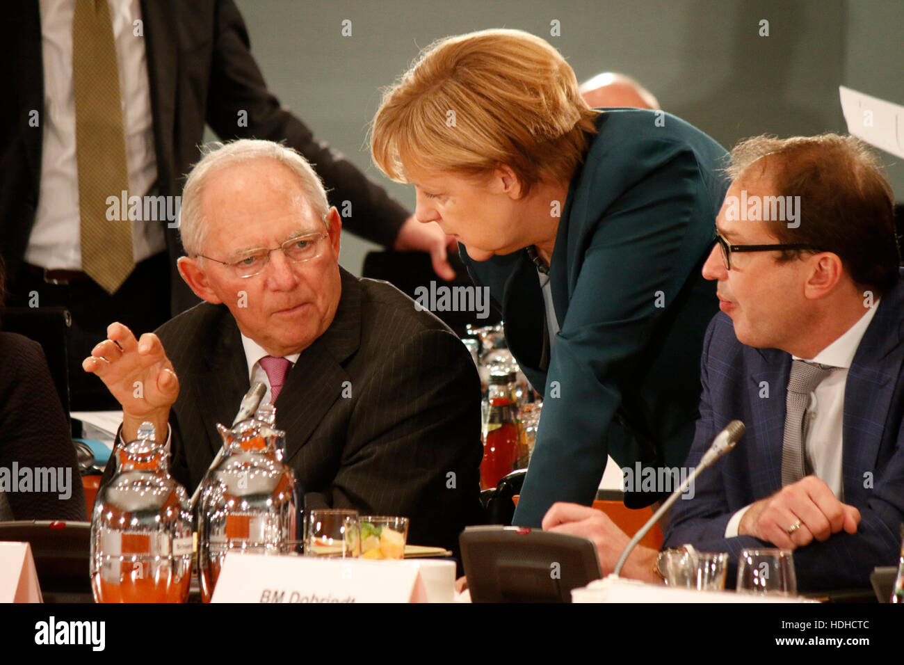 Wolfgang Schaeuble, BKin Angela Merkel, Alexander Dobrindt - Treffen der dt. Bundeskanzlerin Mit Den Ministerpraesidenten der Laender, Bundeskanzleram Stockfoto