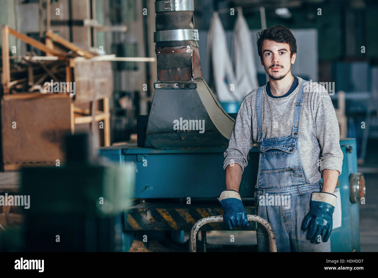 Porträt von Zimmermann stehen Maschinen in Werkstatt Stockfoto