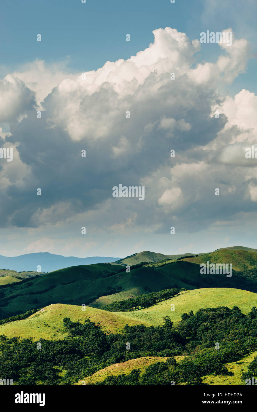 Malerische Aussicht auf die grüne Landschaft gegen Himmel Stockfoto