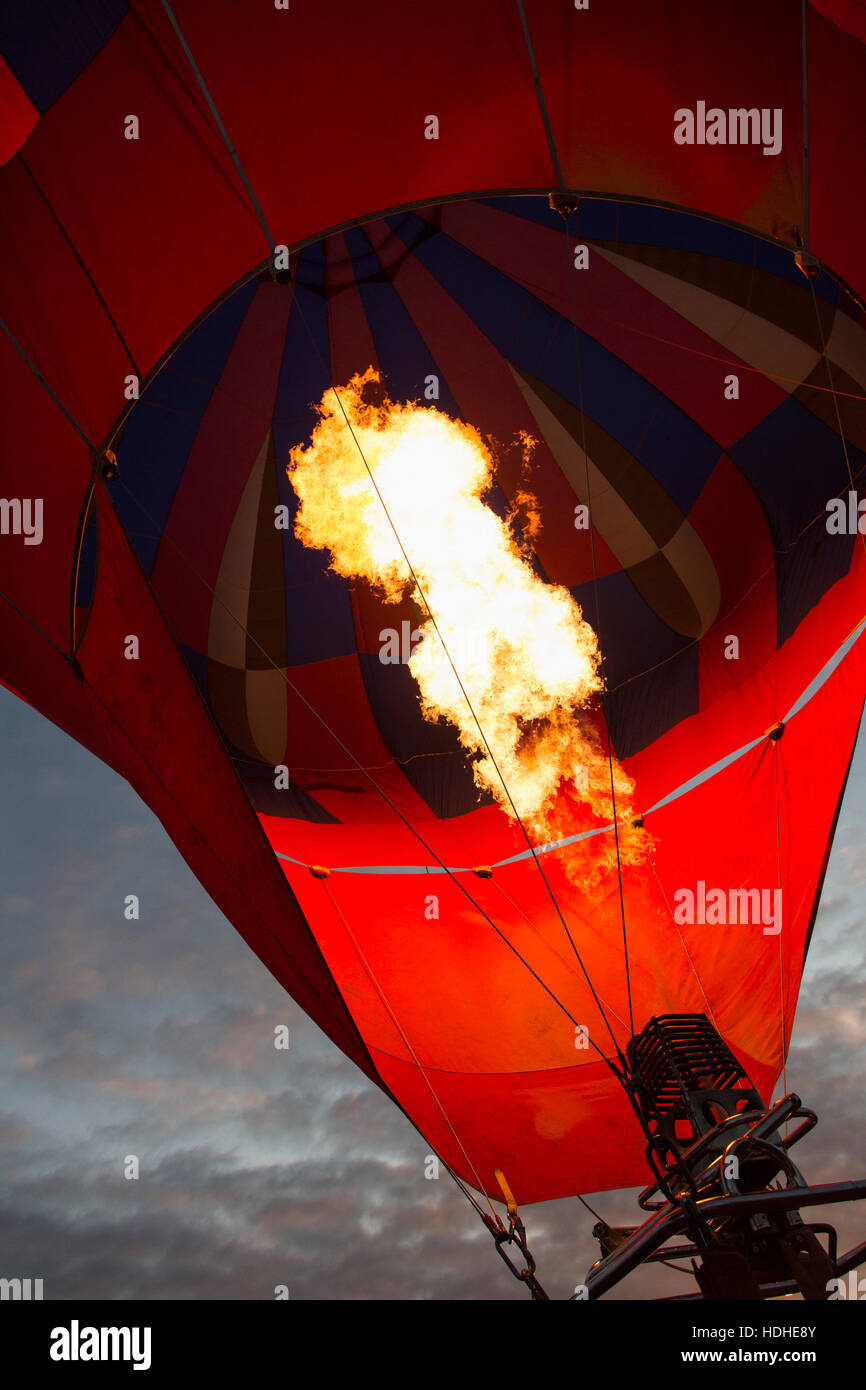 Niedrigen Winkel Ansicht des Feuers im Heißluftballon gegen Himmel Stockfoto
