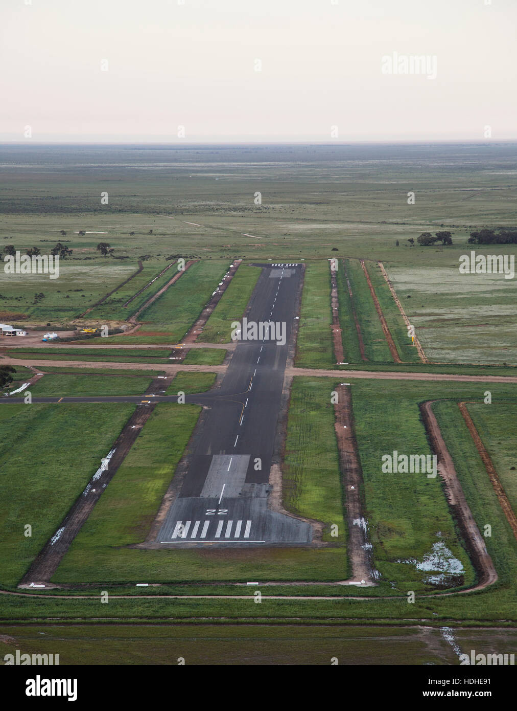 Luftaufnahme der Landebahn des Flughafens gegen klaren Himmel, Heu, Victoria, Australien Stockfoto