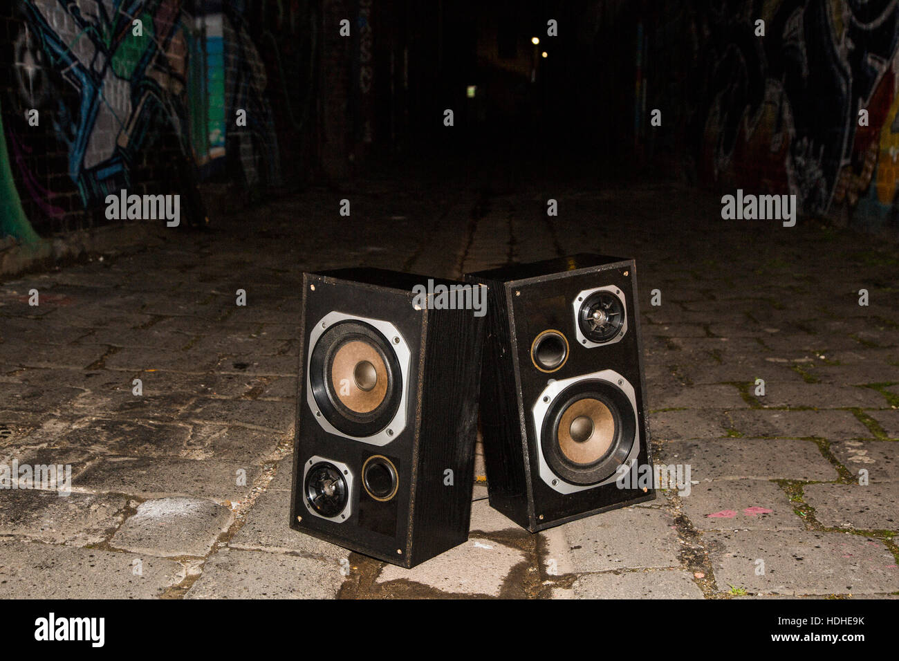 Verlassene Lautsprecher auf Straße bei Nacht Stockfoto