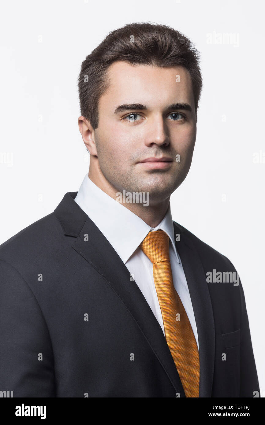 Porträt von sicher gut gekleideter Geschäftsmann vor weißem Hintergrund Stockfoto
