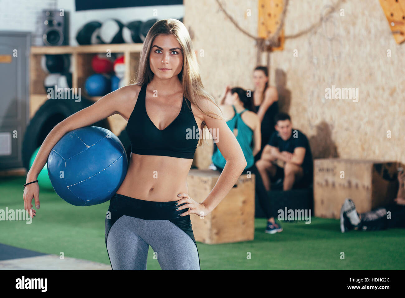 Porträt von zuversichtlich Sportlerin mit Fitnessball im Health club Stockfoto