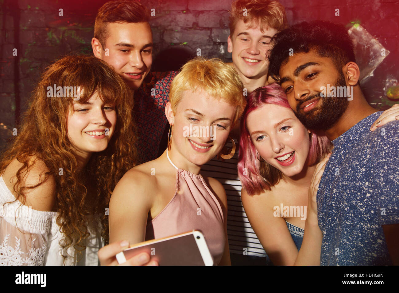 Glücklich multiethnischen Freunde nehmen Selfie durch Smartphone am Hof Stockfoto