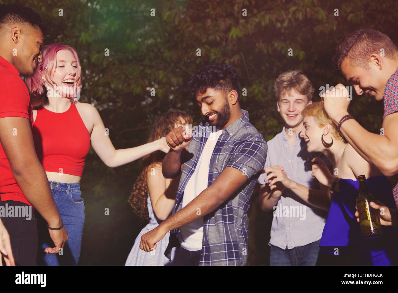 Fröhliche multiethnischen Freunde tanzen am Hof während party Stockfoto