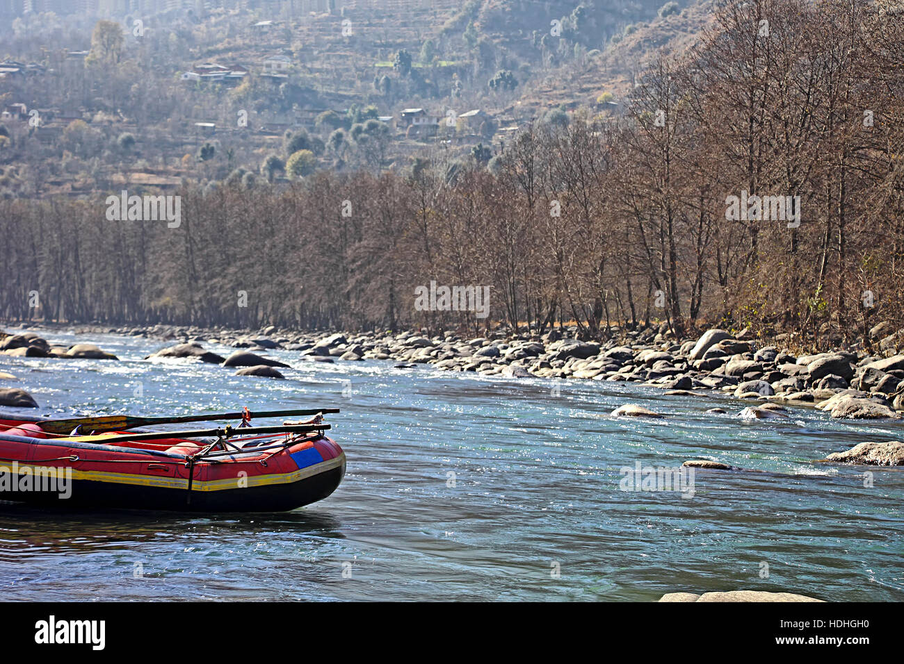 Verankerte Wildwasser-rafting Boot im Himalaya am Beas River in Manali, Indien. Stockfoto