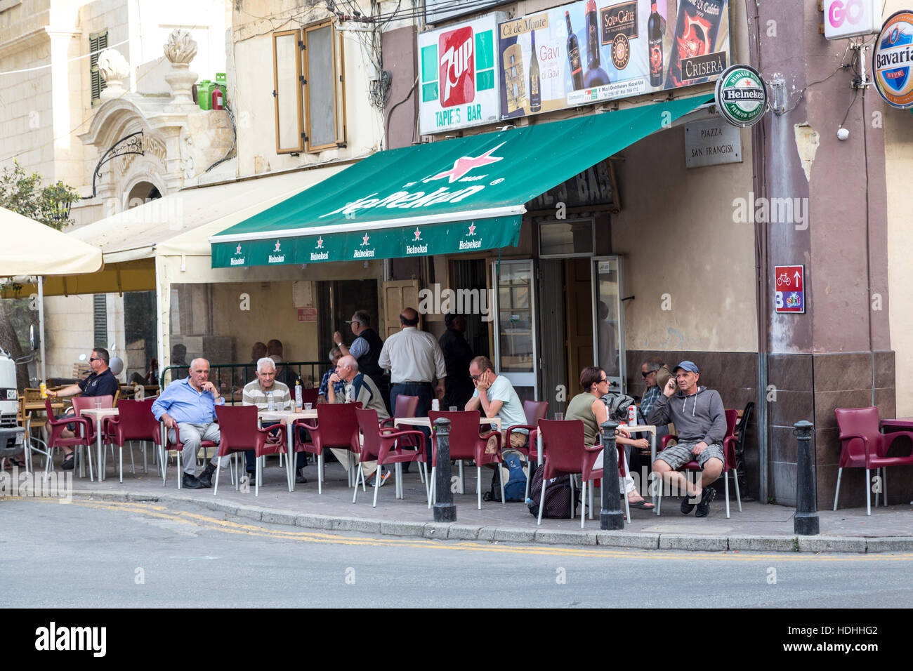 Leute sitzen an Tischen in Straße außerhalb Bar und Café, Victoria, Gozo Stockfoto