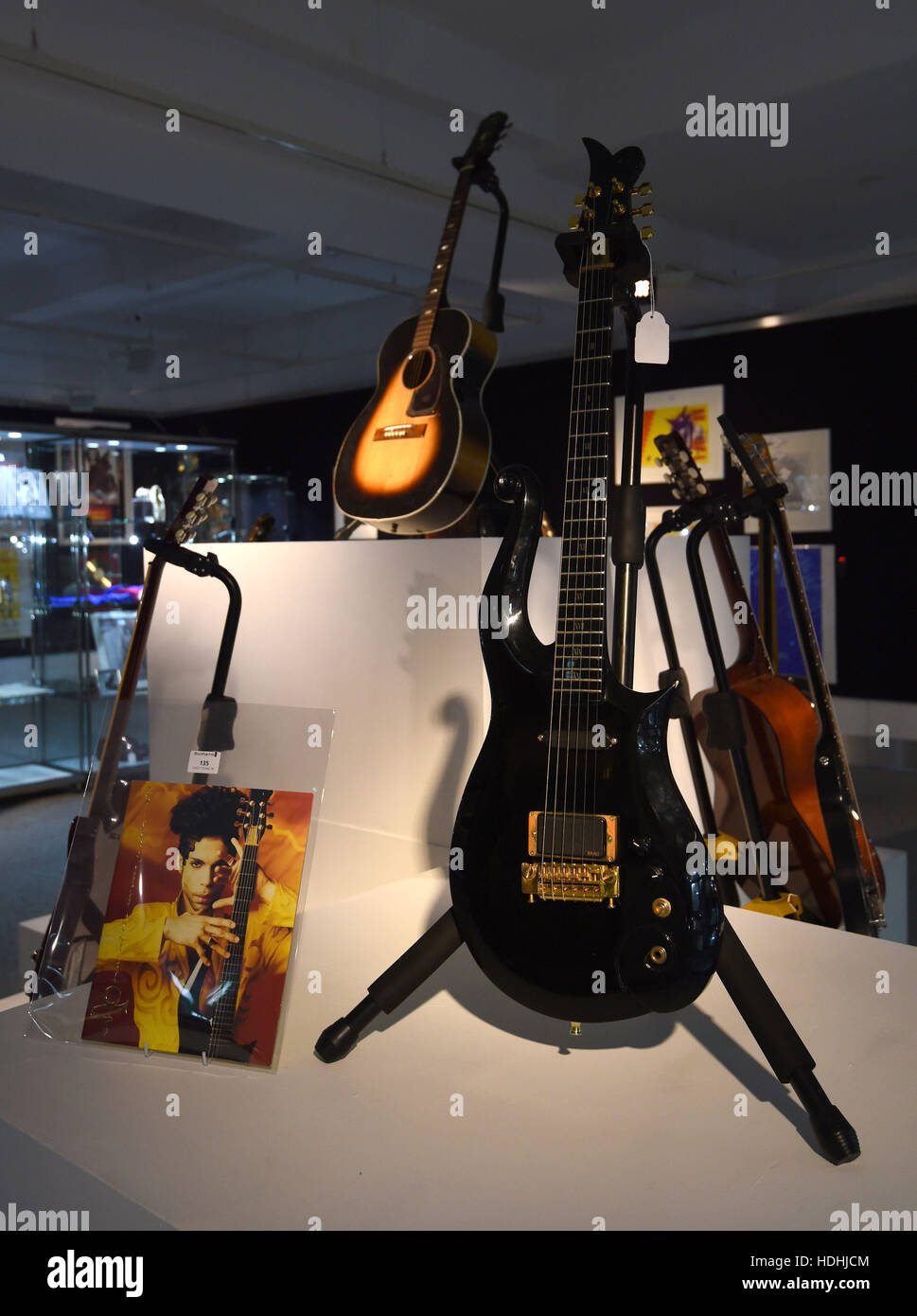 Eine Gitarre, die im Besitz von Prinz (vorne) und eine Gitarre, die im Besitz von Jimi Hendrix (Verteidiger) auf dem Display vor der Unterhaltung Erinnerungsstücke Verkauf bei Bonhams Knightsbridge, London noch in dieser Woche. Stockfoto