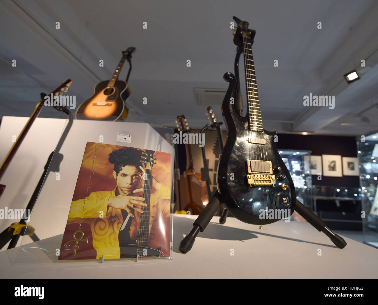 Eine Gitarre, die im Besitz von Prinz (vorne rechts) und eine Gitarre, die im Besitz von Jimi Hendrix (hinten links) auf dem Display vor der Unterhaltung Erinnerungsstücke Verkauf bei Bonhams Knightsbridge, London noch in dieser Woche. Stockfoto