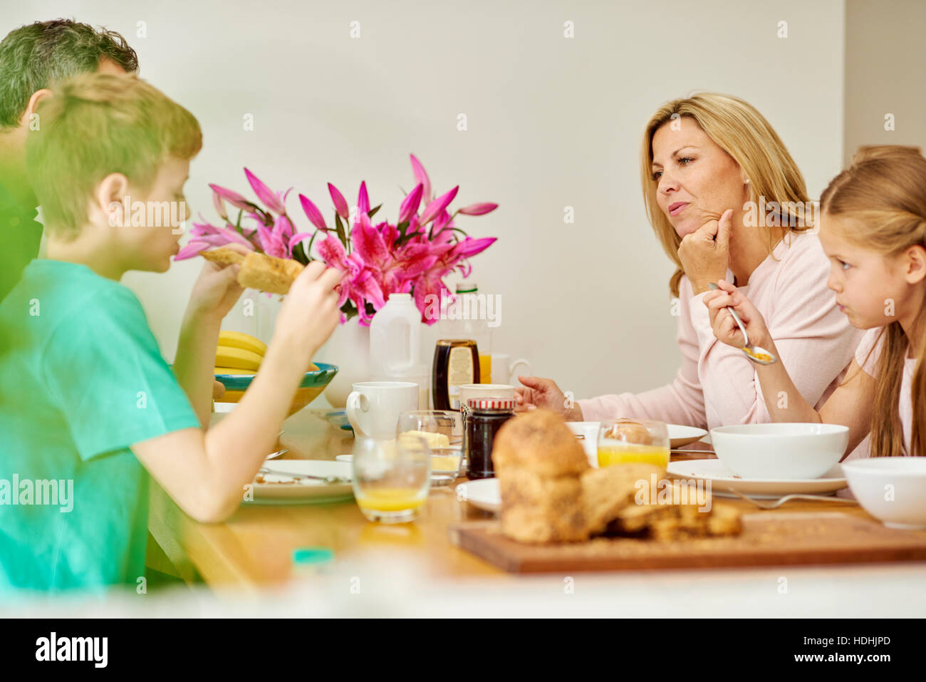 Eine Familie von vier Personen, Eltern und zwei Kinder frühstücken. Stockfoto