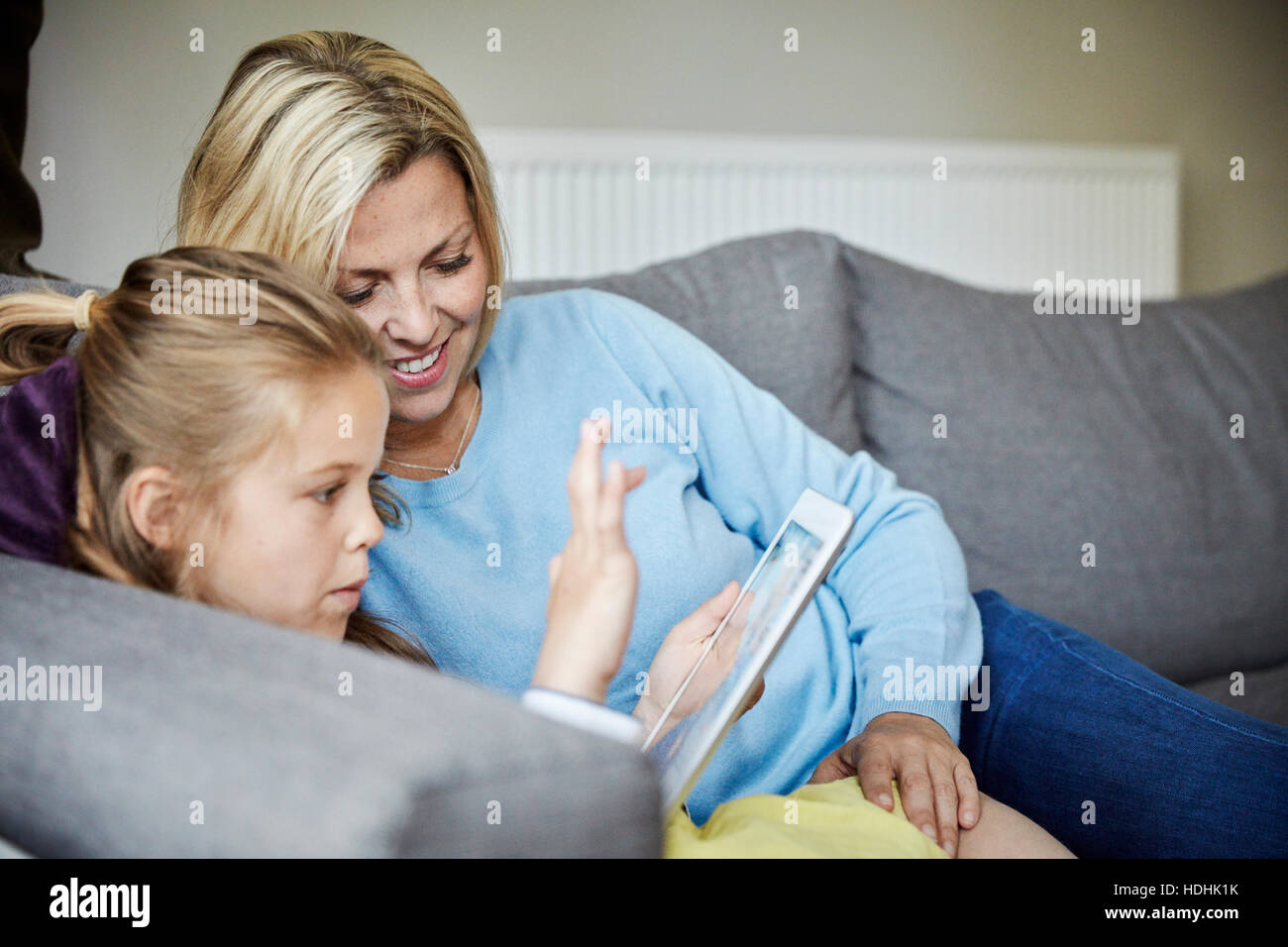 Eine Familie zu Hause. Eine Mutter und Tochter mit einem digital-Tablette. Stockfoto